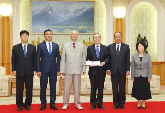 授予儀式上，由阿克馬塔列夫校長（左2）頒贈「名譽博士」稱號予代表接受的日本創價大學校長馬場善久（右3）